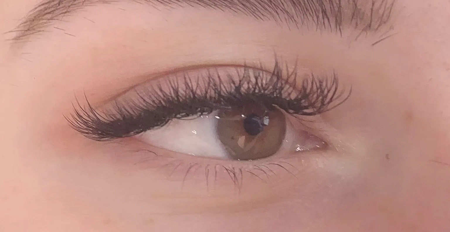 A 9D Volume set along the upper lash line, nine ultra-fine extensions fanned onto each natural lash